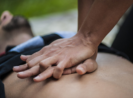 Se il cuore si ferma, una mano sul torace
