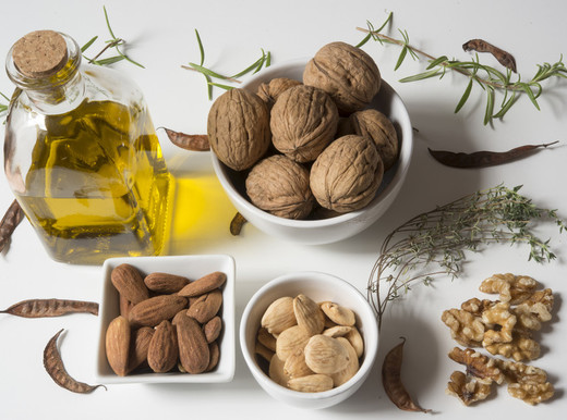 Olio extravergine d’oliva e frutti a guscio per proteggere il cuore a rischio