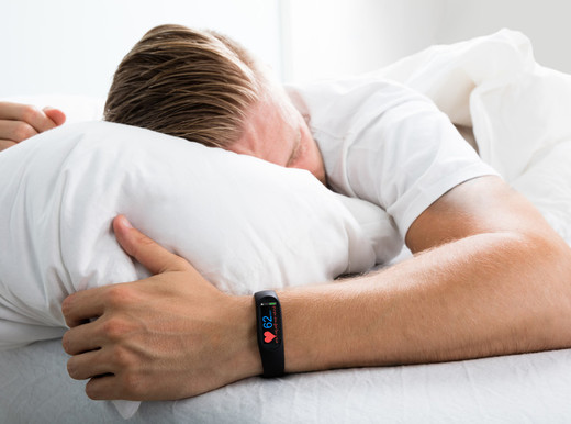 Tra sei e otto ore, la giusta quantità di sonno che protegge il cuore