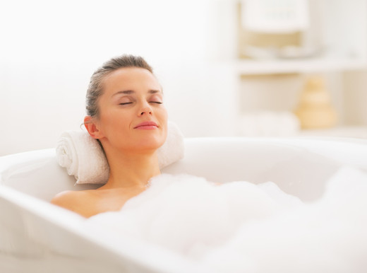 Il bagno caldo aiuta il metabolismo e protegge il cuore