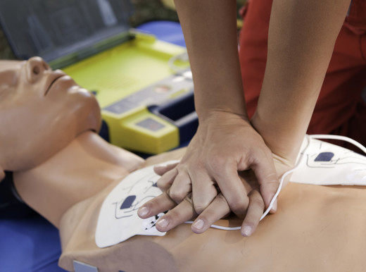 Il massaggio cardiaco, anche se non lo fa un esperto, può salvare la vita