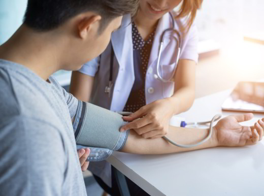 Pressione e colesterolo alto under-40, più rischio infarto e scompenso nella terza età