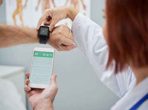 Lo smartwatch “spia” la fibrillazione atriale